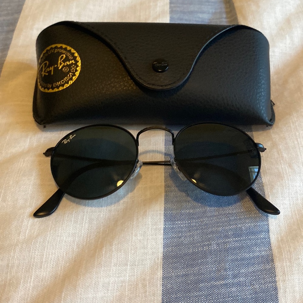 Black round ray-bans